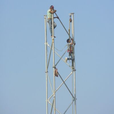 Mástil galvanizado de torre de acero tubular de 3 patas autoportante de telecomunicaciones adecuado para comunicación por microondas al aire libre 5G 4G