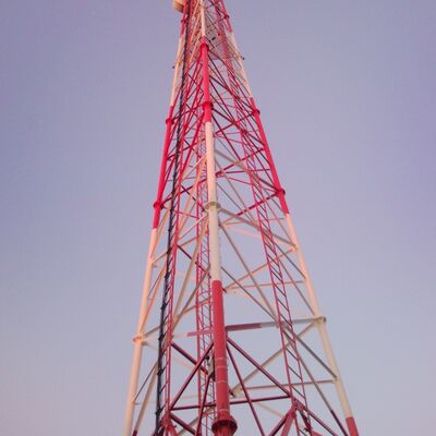Torre de comunicación de acero de encargo tubular de la altura los 20-100m de 3 patas para proyectos de ingeniería globales
