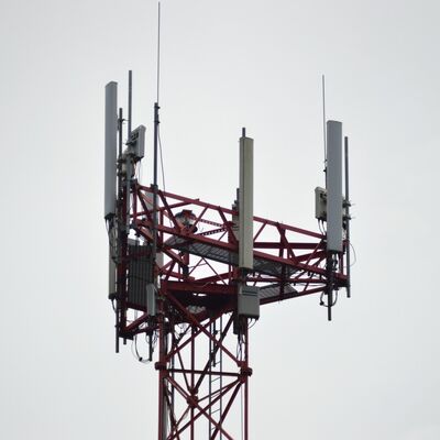 Torre de comunicación de acero de encargo tubular de la altura los 20-100m de 3 patas para proyectos de ingeniería globales