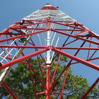 Torre de celosía multicircuito personalizada angular de 3 patas para transmisión de comunicaciones de doble uso