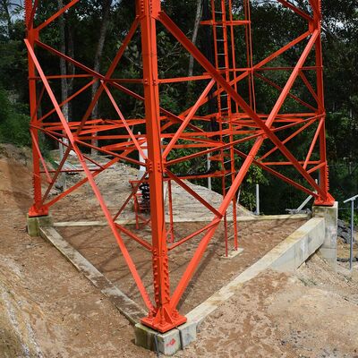 Torre de celosía multicircuito personalizada angular de 3 patas para transmisión de comunicaciones de doble uso