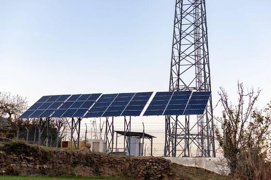 15 22 38M 4 Patas Angular Off-Grid Torre de telecomunicaciones de celosía solar con acero galvanizado y respaldo de batería para comunicación de emergencia