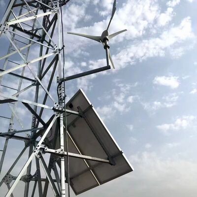 Torre de comunicación compatible con energía renovable para la supervisión del parque solar del parque eólico
