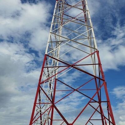 Torre de comunicación compatible con energía renovable para la supervisión del parque solar del parque eólico