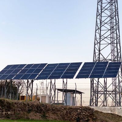 Torre de comunicación compatible con energía renovable para la supervisión del parque solar del parque eólico