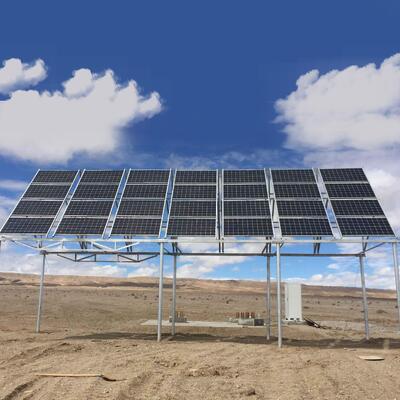Torre de comunicación compatible con energía renovable para la supervisión del parque solar del parque eólico