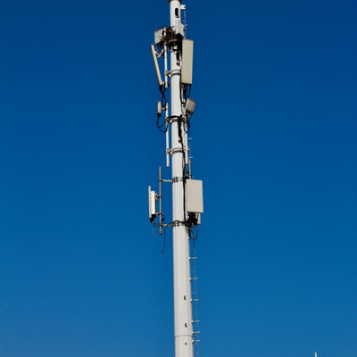 Torre monopolar personalizada color de 36 metros para el despliegue de Central Park 5G de la ciudad