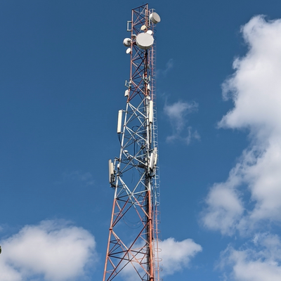Torre de comunicación de acero de celosía tubular de 3 patas, rentable, 50 m para estación base de señal GSM/LTE con galvanización en caliente Vida útil de 30 años