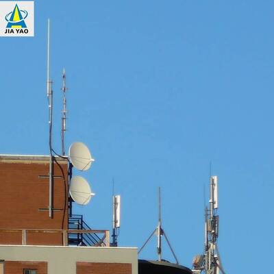 Torre monopolo liviana en la azotea de 25M, 30M y 40m para densificación urbana de células pequeñas 5G con huella de base pequeña y acero galvanizado