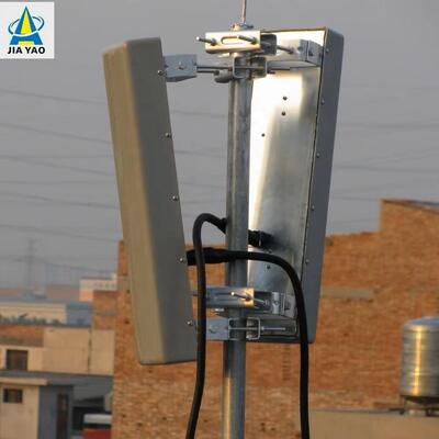 Torre monopolo liviana en la azotea de 25M, 30M y 40m para densificación urbana de células pequeñas 5G con huella de base pequeña y acero galvanizado