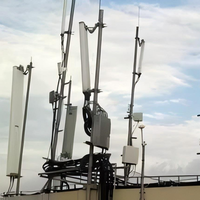 Torre monopolo liviana en la azotea de 25M, 30M y 40m para densificación urbana de células pequeñas 5G con huella de base pequeña y acero galvanizado