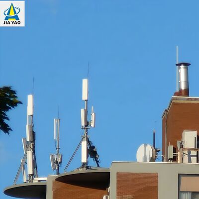 Torre monopolo liviana en la azotea de 25M, 30M y 40m para densificación urbana de células pequeñas 5G con huella de base pequeña y acero galvanizado