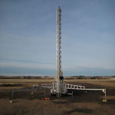 Mástil de acero telescópico portátil para estación base móvil de despliegue rápido y vigilancia de emergencia con sistema de elevación de grado industrial y base estabilizada