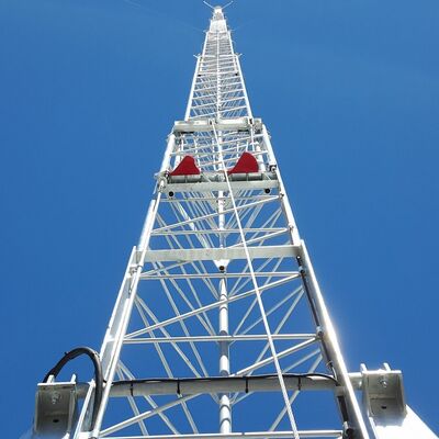 Mástil de acero telescópico portátil para estación base móvil de despliegue rápido y vigilancia de emergencia con sistema de elevación de grado industrial y base estabilizada
