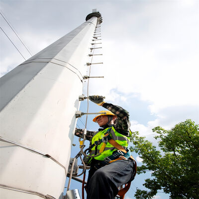 Torre monopolo de telecomunicaciones de grado industrial de 20 a 40 m con escalera de ascenso interna y plataforma de mantenimiento para estación base de ciudad inteligente urbana