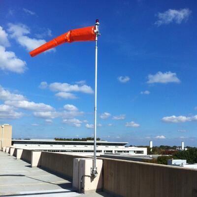 Torre de anemómetro arriostrada de alta resistencia y celosía de 60 m-100 m con soportes de sensores de varios niveles para evaluación de recursos de parques eólicos